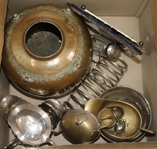 A quantity of metalware